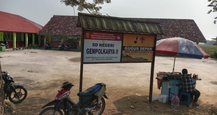 Caption : Foto tampak depan SD Negeri Gempolkarya II, Kecamatan Tirtajaya, Kabupaten Karawang. Menjelang pelaksanaan acara perpisahan siswa kelas VI dan kenaikan kelas tahun ajaran 2025/2026, para orang tua siswa menunjukkan antusiasme tinggi dengan memberikan dukungan penuh terhadap seluruh rangkaian persiapan kegiatan yang dijadwalkan berlangsung pada 28 Juni 2026. (Foto: Patriotjabar.com) Caption : Foto tampak depan SD Negeri Gempolkarya II, Kecamatan Tirtajaya, Kabupaten Karawang. Menjelang pelaksanaan acara perpisahan siswa kelas VI dan kenaikan kelas tahun ajaran 2025/2026, para orang tua siswa menunjukkan antusiasme tinggi dengan memberikan dukungan penuh terhadap seluruh rangkaian persiapan kegiatan yang dijadwalkan berlangsung pada 28 Juni 2026. (Foto: Patriotjabar.com)