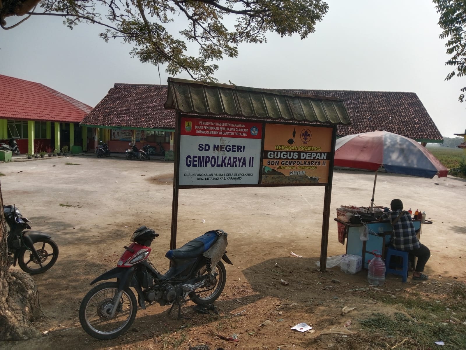 Caption : Foto tampak depan SD Negeri Gempolkarya II, Kecamatan Tirtajaya, Kabupaten Karawang. Menjelang pelaksanaan acara perpisahan siswa kelas VI dan kenaikan kelas tahun ajaran 2025/2026, para orang tua siswa menunjukkan antusiasme tinggi dengan memberikan dukungan penuh terhadap seluruh rangkaian persiapan kegiatan yang dijadwalkan berlangsung pada 28 Juni 2026. (Foto: Patriotjabar.com) Caption : Foto tampak depan SD Negeri Gempolkarya II, Kecamatan Tirtajaya, Kabupaten Karawang. Menjelang pelaksanaan acara perpisahan siswa kelas VI dan kenaikan kelas tahun ajaran 2025/2026, para orang tua siswa menunjukkan antusiasme tinggi dengan memberikan dukungan penuh terhadap seluruh rangkaian persiapan kegiatan yang dijadwalkan berlangsung pada 28 Juni 2026. (Foto: Patriotjabar.com)
