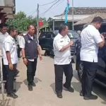 Wakil Bupati Karawang bersama Sekretaris Daerah dan jajaran Organisasi Perangkat Daerah (OPD) tiba di Posyandu ILP Cempaka 2, Desa Sumurlaban, Kecamatan Tirtajaya, untuk melakukan peninjauan langsung terhadap pelaksanaan layanan kesehatan terintegrasi berbasis siklus hidup, Rabu (24/06/2026).