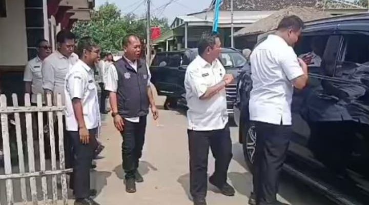 Wakil Bupati Karawang bersama Sekretaris Daerah dan jajaran Organisasi Perangkat Daerah (OPD) tiba di Posyandu ILP Cempaka 2, Desa Sumurlaban, Kecamatan Tirtajaya, untuk melakukan peninjauan langsung terhadap pelaksanaan layanan kesehatan terintegrasi berbasis siklus hidup, Rabu (24/06/2026).
