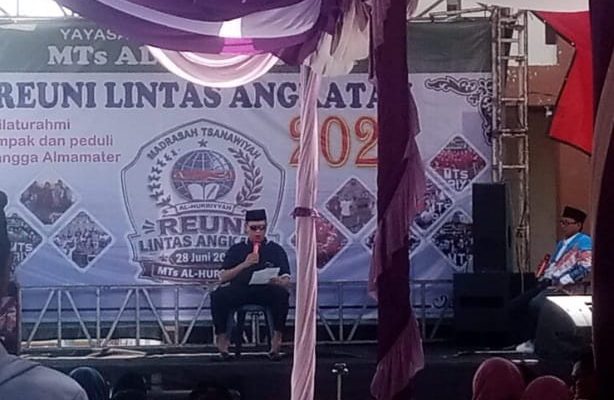 Suasana Reuni Akbar Lintas Angkatan MTs Al-Hurriyyah Rengasdengklok yang digelar di halaman MTs Al-Hurriyyah, Minggu (28/6/2026). Acara dihadiri ratusan alumni dari berbagai angkatan, sekaligus menjadi momentum silaturahmi dan pembentukan Tim Ad Hoc Ikatan Keluarga Alumni (IKA) MTs Al-Hurriyyah. (Foto: Dukumen/Patriotjabar.com)