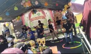Sejumlah santri TPQ Birul Walidaen menampilkan pertunjukan tari dan pentas seni di atas panggung pada acara perpisahan. Penampilan kreatif para santri berhasil menghibur para tamu undangan dan masyarakat yang hadir, sekaligus memeriahkan rangkaian kegiatan pelepasan yang diisi dengan pembagian piagam penghargaan dan berbagai hiburan.