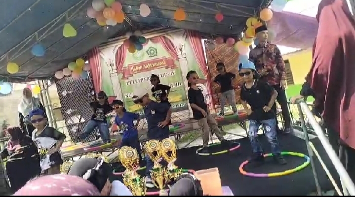 Sejumlah santri TPQ Birul Walidaen menampilkan pertunjukan tari dan pentas seni di atas panggung pada acara perpisahan. Penampilan kreatif para santri berhasil menghibur para tamu undangan dan masyarakat yang hadir, sekaligus memeriahkan rangkaian kegiatan pelepasan yang diisi dengan pembagian piagam penghargaan dan berbagai hiburan.