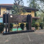 Caption : Kantor Perum Jasa Tirta II (PJT II) Unit Wilayah II Curug, Kabupaten Karawang. Dalam keterangannya terkait polemik pengelolaan lahan bekas pembebasan di Desa Wadas, Kecamatan Telukjambe Timur, PJT II menegaskan bahwa program penanaman di lokasi tersebut merupakan inisiatif Pemerintah Desa, bukan program perusahaan. PJT II juga menyatakan bahwa persoalan kontrak lahan menjadi kewenangan Balai Besar Wilayah Sungai (BBWS), sementara proses pembayaran lahan kepada warga telah diselesaikan sesuai kesepakatan para pihak. (Foto: Dokumentasi)