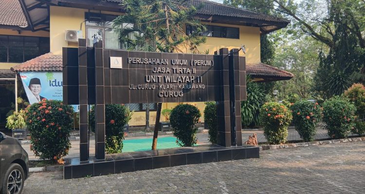 Caption : Kantor Perum Jasa Tirta II (PJT II) Unit Wilayah II Curug, Kabupaten Karawang. Dalam keterangannya terkait polemik pengelolaan lahan bekas pembebasan di Desa Wadas, Kecamatan Telukjambe Timur, PJT II menegaskan bahwa program penanaman di lokasi tersebut merupakan inisiatif Pemerintah Desa, bukan program perusahaan. PJT II juga menyatakan bahwa persoalan kontrak lahan menjadi kewenangan Balai Besar Wilayah Sungai (BBWS), sementara proses pembayaran lahan kepada warga telah diselesaikan sesuai kesepakatan para pihak. (Foto: Dokumentasi)