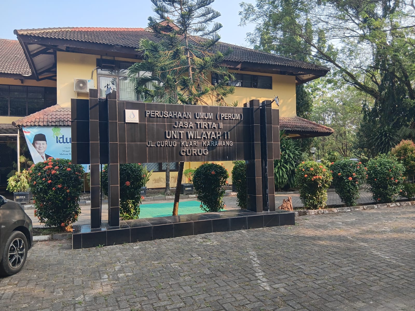 Caption : Kantor Perum Jasa Tirta II (PJT II) Unit Wilayah II Curug, Kabupaten Karawang. Dalam keterangannya terkait polemik pengelolaan lahan bekas pembebasan di Desa Wadas, Kecamatan Telukjambe Timur, PJT II menegaskan bahwa program penanaman di lokasi tersebut merupakan inisiatif Pemerintah Desa, bukan program perusahaan. PJT II juga menyatakan bahwa persoalan kontrak lahan menjadi kewenangan Balai Besar Wilayah Sungai (BBWS), sementara proses pembayaran lahan kepada warga telah diselesaikan sesuai kesepakatan para pihak. (Foto: Dokumentasi)