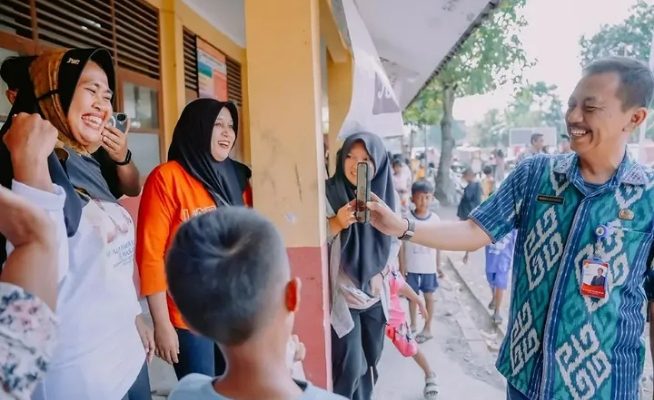 Kepala Dinas Pendidikan dan Kebudayaan Kabupaten Karawang, Wawan Setiawan, didampingi jajaran terkait saat melakukan peninjauan langsung ke SDN Cicinde Utara II, Kecamatan Cibuaya, Kabupaten Karawang, Jumat (26/6/2026). Kunjungan tersebut merupakan tindak lanjut respons cepat Pemkab Karawang dalam memetakan kondisi bangunan sekolah yang mengalami kerusakan serta memastikan proses perbaikan dapat segera direalisasikan pada tahun anggaran berjalan. (Foto: Istimewa/Patriotjabar.com)