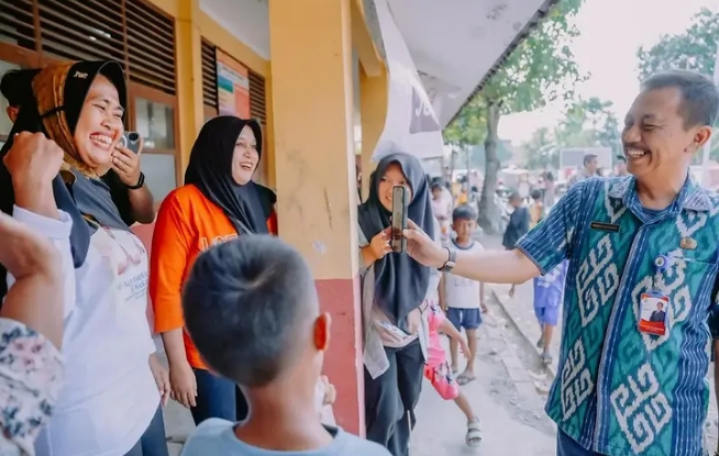 Kepala Dinas Pendidikan dan Kebudayaan Kabupaten Karawang, Wawan Setiawan, didampingi jajaran terkait saat melakukan peninjauan langsung ke SDN Cicinde Utara II, Kecamatan Cibuaya, Kabupaten Karawang, Jumat (26/6/2026). Kunjungan tersebut merupakan tindak lanjut respons cepat Pemkab Karawang dalam memetakan kondisi bangunan sekolah yang mengalami kerusakan serta memastikan proses perbaikan dapat segera direalisasikan pada tahun anggaran berjalan. (Foto: Istimewa/Patriotjabar.com)