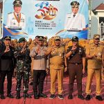 Caption : Foto bersama Wakil Bupati Karawang H. Maslani didampingi unsur Forkopimda, jajaran Pemerintah Kabupaten Karawang, serta para peserta usai Apel Peringatan Hari Keluarga Nasional (Harganas) ke-33 tingkat Kabupaten Karawang di Plaza Kantor Bupati Karawang, Senin (29/6/2026). Peringatan yang mengusung tema "Ayah Wajib Hadir" ini menjadi momentum untuk memperkuat peran keluarga dalam mencetak sumber daya manusia (SDM) yang unggul, sehat, dan berkualitas menuju Karawang Hebat. (Foto: Dok. Patriotjabar.com)