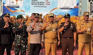 Caption : Foto bersama Wakil Bupati Karawang H. Maslani didampingi unsur Forkopimda, jajaran Pemerintah Kabupaten Karawang, serta para peserta usai Apel Peringatan Hari Keluarga Nasional (Harganas) ke-33 tingkat Kabupaten Karawang di Plaza Kantor Bupati Karawang, Senin (29/6/2026). Peringatan yang mengusung tema "Ayah Wajib Hadir" ini menjadi momentum untuk memperkuat peran keluarga dalam mencetak sumber daya manusia (SDM) yang unggul, sehat, dan berkualitas menuju Karawang Hebat. (Foto: Dok. Patriotjabar.com)