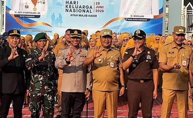 Caption : Foto bersama Wakil Bupati Karawang H. Maslani didampingi unsur Forkopimda, jajaran Pemerintah Kabupaten Karawang, serta para peserta usai Apel Peringatan Hari Keluarga Nasional (Harganas) ke-33 tingkat Kabupaten Karawang di Plaza Kantor Bupati Karawang, Senin (29/6/2026). Peringatan yang mengusung tema "Ayah Wajib Hadir" ini menjadi momentum untuk memperkuat peran keluarga dalam mencetak sumber daya manusia (SDM) yang unggul, sehat, dan berkualitas menuju Karawang Hebat. (Foto: Dok. Patriotjabar.com)