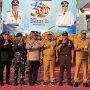 Caption : Foto bersama Wakil Bupati Karawang H. Maslani didampingi unsur Forkopimda, jajaran Pemerintah Kabupaten Karawang, serta para peserta usai Apel Peringatan Hari Keluarga Nasional (Harganas) ke-33 tingkat Kabupaten Karawang di Plaza Kantor Bupati Karawang, Senin (29/6/2026). Peringatan yang mengusung tema "Ayah Wajib Hadir" ini menjadi momentum untuk memperkuat peran keluarga dalam mencetak sumber daya manusia (SDM) yang unggul, sehat, dan berkualitas menuju Karawang Hebat. (Foto: Dok. Patriotjabar.com)