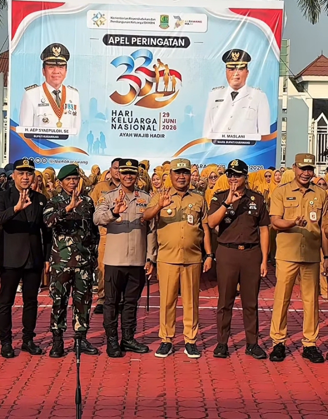 Caption : Foto bersama Wakil Bupati Karawang H. Maslani didampingi unsur Forkopimda, jajaran Pemerintah Kabupaten Karawang, serta para peserta usai Apel Peringatan Hari Keluarga Nasional (Harganas) ke-33 tingkat Kabupaten Karawang di Plaza Kantor Bupati Karawang, Senin (29/6/2026). Peringatan yang mengusung tema "Ayah Wajib Hadir" ini menjadi momentum untuk memperkuat peran keluarga dalam mencetak sumber daya manusia (SDM) yang unggul, sehat, dan berkualitas menuju Karawang Hebat. (Foto: Dok. Patriotjabar.com)