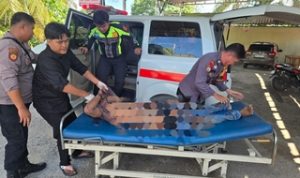 Caption : Petugas kepolisian bersama tim medis mengevakuasi jenazah perempuan berinisial S.S.W.S. (19) ke Instalasi Gawat Darurat (IGD) untuk dilakukan pemeriksaan lebih lanjut. Polsek Kandis bersama Tim Inafis Polda Riau terus mengusut kasus tersebut dan telah mengidentifikasi seorang pria berinisial A.A. alias A sebagai terduga pelaku. (Foto: Humas Polres Siak)