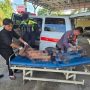 Caption : Petugas kepolisian bersama tim medis mengevakuasi jenazah perempuan berinisial S.S.W.S. (19) ke Instalasi Gawat Darurat (IGD) untuk dilakukan pemeriksaan lebih lanjut. Polsek Kandis bersama Tim Inafis Polda Riau terus mengusut kasus tersebut dan telah mengidentifikasi seorang pria berinisial A.A. alias A sebagai terduga pelaku. (Foto: Humas Polres Siak)