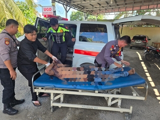 Caption : Petugas kepolisian bersama tim medis mengevakuasi jenazah perempuan berinisial S.S.W.S. (19) ke Instalasi Gawat Darurat (IGD) untuk dilakukan pemeriksaan lebih lanjut. Polsek Kandis bersama Tim Inafis Polda Riau terus mengusut kasus tersebut dan telah mengidentifikasi seorang pria berinisial A.A. alias A sebagai terduga pelaku. (Foto: Humas Polres Siak) Caption : Petugas kepolisian bersama tim medis mengevakuasi jenazah perempuan berinisial S.S.W.S. (19) ke Instalasi Gawat Darurat (IGD) untuk dilakukan pemeriksaan lebih lanjut. Polsek Kandis bersama Tim Inafis Polda Riau terus mengusut kasus tersebut dan telah mengidentifikasi seorang pria berinisial A.A. alias A sebagai terduga pelaku. (Foto: Humas Polres Siak)
