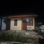 Caption : Tim Survei dan Pengawas Dinas PRKP Kabupaten Karawang melakukan pengecekan lapangan terhadap rumah penerima bantuan Program Rumah Tidak Layak Huni (Rutilahu) milik Itang di Dusun Tegalasem, RT 014/RW 006, Desa Kertasari, Kecamatan Rengasdengklok, Kabupaten Karawang, Selasa (7/7/2026) malam. Monitoring dilakukan sebagai bagian dari proses validasi data dan memastikan hasil pembangunan telah selesai 100 persen sesuai ketentuan program. (Foto: Dokumen Patriot Jabar)