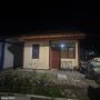 Caption : Tim Survei dan Pengawas Dinas PRKP Kabupaten Karawang melakukan pengecekan lapangan terhadap rumah penerima bantuan Program Rumah Tidak Layak Huni (Rutilahu) milik Itang di Dusun Tegalasem, RT 014/RW 006, Desa Kertasari, Kecamatan Rengasdengklok, Kabupaten Karawang, Selasa (7/7/2026) malam. Monitoring dilakukan sebagai bagian dari proses validasi data dan memastikan hasil pembangunan telah selesai 100 persen sesuai ketentuan program. (Foto: Dokumen Patriot Jabar)