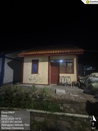 Caption : Tim Survei dan Pengawas Dinas PRKP Kabupaten Karawang melakukan pengecekan lapangan terhadap rumah penerima bantuan Program Rumah Tidak Layak Huni (Rutilahu) milik Itang di Dusun Tegalasem, RT 014/RW 006, Desa Kertasari, Kecamatan Rengasdengklok, Kabupaten Karawang, Selasa (7/7/2026) malam. Monitoring dilakukan sebagai bagian dari proses validasi data dan memastikan hasil pembangunan telah selesai 100 persen sesuai ketentuan program. (Foto: Dokumen Patriot Jabar) Caption : Tim Survei dan Pengawas Dinas PRKP Kabupaten Karawang melakukan pengecekan lapangan terhadap rumah penerima bantuan Program Rumah Tidak Layak Huni (Rutilahu) milik Itang di Dusun Tegalasem, RT 014/RW 006, Desa Kertasari, Kecamatan Rengasdengklok, Kabupaten Karawang, Selasa (7/7/2026) malam. Monitoring dilakukan sebagai bagian dari proses validasi data dan memastikan hasil pembangunan telah selesai 100 persen sesuai ketentuan program. (Foto: Dokumen Patriot Jabar)