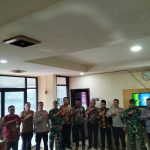 Caption : Sinergitas Tiga Pilar di Hari Bhayangkara ke-80 Kapolsek Pedes bersama jajaran Muspika Kecamatan Pedes dan Kecamatan Cilebar, unsur TNI, serta aparatur pemerintahan berfoto bersama usai kegiatan silaturahmi di Mapolsek Pedes, Kabupaten Karawang, Kamis (02/07/2026). Kunjungan tersebut menjadi simbol kuatnya sinergitas antara pemerintah, TNI, dan Polri dalam menjaga keamanan, ketertiban, serta mempererat kolaborasi lintas sektor di wilayah hukum Polsek Pedes. (Foto: Istimewa) Caption : Sinergitas Tiga Pilar di Hari Bhayangkara ke-80 Kapolsek Pedes bersama jajaran Muspika Kecamatan Pedes dan Kecamatan Cilebar, unsur TNI, serta aparatur pemerintahan berfoto bersama usai kegiatan silaturahmi di Mapolsek Pedes, Kabupaten Karawang, Kamis (02/07/2026). Kunjungan tersebut menjadi simbol kuatnya sinergitas antara pemerintah, TNI, dan Polri dalam menjaga keamanan, ketertiban, serta mempererat kolaborasi lintas sektor di wilayah hukum Polsek Pedes. (Foto: Istimewa)