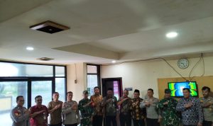 Caption : Sinergitas Tiga Pilar di Hari Bhayangkara ke-80 Kapolsek Pedes bersama jajaran Muspika Kecamatan Pedes dan Kecamatan Cilebar, unsur TNI, serta aparatur pemerintahan berfoto bersama usai kegiatan silaturahmi di Mapolsek Pedes, Kabupaten Karawang, Kamis (02/07/2026). Kunjungan tersebut menjadi simbol kuatnya sinergitas antara pemerintah, TNI, dan Polri dalam menjaga keamanan, ketertiban, serta mempererat kolaborasi lintas sektor di wilayah hukum Polsek Pedes. (Foto: Istimewa)
