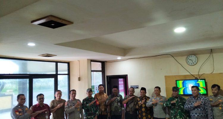 Caption : Sinergitas Tiga Pilar di Hari Bhayangkara ke-80 Kapolsek Pedes bersama jajaran Muspika Kecamatan Pedes dan Kecamatan Cilebar, unsur TNI, serta aparatur pemerintahan berfoto bersama usai kegiatan silaturahmi di Mapolsek Pedes, Kabupaten Karawang, Kamis (02/07/2026). Kunjungan tersebut menjadi simbol kuatnya sinergitas antara pemerintah, TNI, dan Polri dalam menjaga keamanan, ketertiban, serta mempererat kolaborasi lintas sektor di wilayah hukum Polsek Pedes. (Foto: Istimewa) Caption : Sinergitas Tiga Pilar di Hari Bhayangkara ke-80 Kapolsek Pedes bersama jajaran Muspika Kecamatan Pedes dan Kecamatan Cilebar, unsur TNI, serta aparatur pemerintahan berfoto bersama usai kegiatan silaturahmi di Mapolsek Pedes, Kabupaten Karawang, Kamis (02/07/2026). Kunjungan tersebut menjadi simbol kuatnya sinergitas antara pemerintah, TNI, dan Polri dalam menjaga keamanan, ketertiban, serta mempererat kolaborasi lintas sektor di wilayah hukum Polsek Pedes. (Foto: Istimewa)