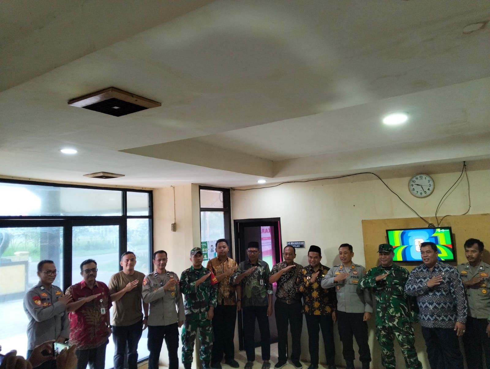 Caption : Sinergitas Tiga Pilar di Hari Bhayangkara ke-80 Kapolsek Pedes bersama jajaran Muspika Kecamatan Pedes dan Kecamatan Cilebar, unsur TNI, serta aparatur pemerintahan berfoto bersama usai kegiatan silaturahmi di Mapolsek Pedes, Kabupaten Karawang, Kamis (02/07/2026). Kunjungan tersebut menjadi simbol kuatnya sinergitas antara pemerintah, TNI, dan Polri dalam menjaga keamanan, ketertiban, serta mempererat kolaborasi lintas sektor di wilayah hukum Polsek Pedes. (Foto: Istimewa)