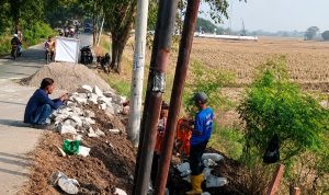 Caption : Suasana proyek pembangunan Jembatan Gempolroke di Karawang yang kini menjadi perhatian publik, menyusul dugaan praktik pungutan liar oleh oknum Kepala Desa Waluya yang disebut meminta uang proyek dengan membawa nama media.