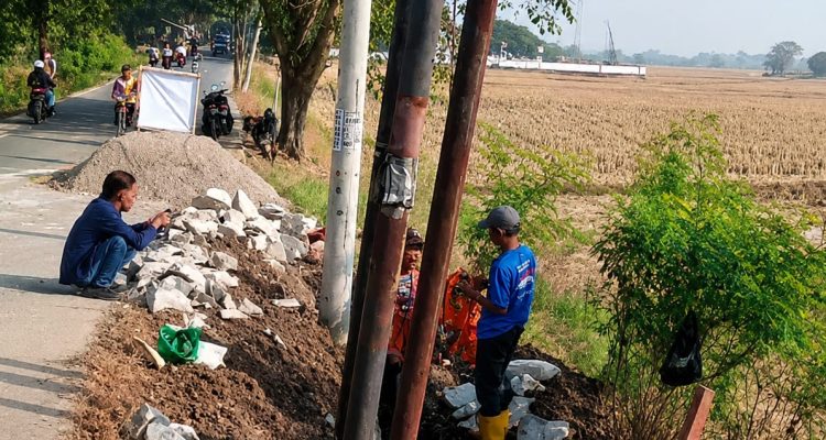 Caption : Suasana proyek pembangunan Jembatan Gempolroke di Karawang yang kini menjadi perhatian publik, menyusul dugaan praktik pungutan liar oleh oknum Kepala Desa Waluya yang disebut meminta uang proyek dengan membawa nama media. Caption : Suasana proyek pembangunan Jembatan Gempolroke di Karawang yang kini menjadi perhatian publik, menyusul dugaan praktik pungutan liar oleh oknum Kepala Desa Waluya yang disebut meminta uang proyek dengan membawa nama media.