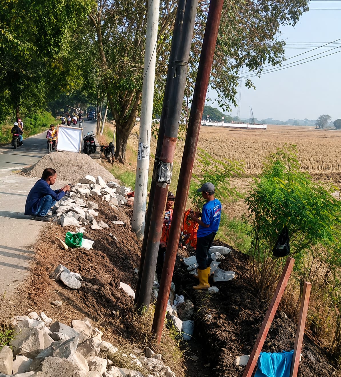 Caption : Suasana proyek pembangunan Jembatan Gempolroke di Karawang yang kini menjadi perhatian publik, menyusul dugaan praktik pungutan liar oleh oknum Kepala Desa Waluya yang disebut meminta uang proyek dengan membawa nama media.