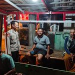 Caption : Personel Polsek Pedes melaksanakan patroli dialogis dengan menyambangi warga yang masih beraktivitas pada malam hari di wilayah Kecamatan Pedes, Kabupaten Karawang, Jumat (3/7/2026) dini hari. Dalam kegiatan tersebut, petugas memberikan imbauan kamtibmas serta mengajak masyarakat untuk bersama-sama menjaga keamanan lingkungan guna mencegah aksi begal, pencurian kendaraan bermotor, dan tindak kriminalitas lainnya. Caption : Personel Polsek Pedes melaksanakan patroli dialogis dengan menyambangi warga yang masih beraktivitas pada malam hari di wilayah Kecamatan Pedes, Kabupaten Karawang, Jumat (3/7/2026) dini hari. Dalam kegiatan tersebut, petugas memberikan imbauan kamtibmas serta mengajak masyarakat untuk bersama-sama menjaga keamanan lingkungan guna mencegah aksi begal, pencurian kendaraan bermotor, dan tindak kriminalitas lainnya.