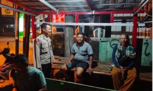 Caption : Personel Polsek Pedes melaksanakan patroli dialogis dengan menyambangi warga yang masih beraktivitas pada malam hari di wilayah Kecamatan Pedes, Kabupaten Karawang, Jumat (3/7/2026) dini hari. Dalam kegiatan tersebut, petugas memberikan imbauan kamtibmas serta mengajak masyarakat untuk bersama-sama menjaga keamanan lingkungan guna mencegah aksi begal, pencurian kendaraan bermotor, dan tindak kriminalitas lainnya.