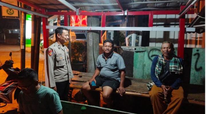 Caption : Personel Polsek Pedes melaksanakan patroli dialogis dengan menyambangi warga yang masih beraktivitas pada malam hari di wilayah Kecamatan Pedes, Kabupaten Karawang, Jumat (3/7/2026) dini hari. Dalam kegiatan tersebut, petugas memberikan imbauan kamtibmas serta mengajak masyarakat untuk bersama-sama menjaga keamanan lingkungan guna mencegah aksi begal, pencurian kendaraan bermotor, dan tindak kriminalitas lainnya. Caption : Personel Polsek Pedes melaksanakan patroli dialogis dengan menyambangi warga yang masih beraktivitas pada malam hari di wilayah Kecamatan Pedes, Kabupaten Karawang, Jumat (3/7/2026) dini hari. Dalam kegiatan tersebut, petugas memberikan imbauan kamtibmas serta mengajak masyarakat untuk bersama-sama menjaga keamanan lingkungan guna mencegah aksi begal, pencurian kendaraan bermotor, dan tindak kriminalitas lainnya.