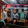 Caption : Personel Polsek Pedes melaksanakan patroli dialogis dengan menyambangi warga yang masih beraktivitas pada malam hari di wilayah Kecamatan Pedes, Kabupaten Karawang, Jumat (3/7/2026) dini hari. Dalam kegiatan tersebut, petugas memberikan imbauan kamtibmas serta mengajak masyarakat untuk bersama-sama menjaga keamanan lingkungan guna mencegah aksi begal, pencurian kendaraan bermotor, dan tindak kriminalitas lainnya.