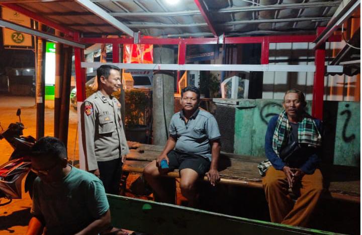 Caption : Personel Polsek Pedes melaksanakan patroli dialogis dengan menyambangi warga yang masih beraktivitas pada malam hari di wilayah Kecamatan Pedes, Kabupaten Karawang, Jumat (3/7/2026) dini hari. Dalam kegiatan tersebut, petugas memberikan imbauan kamtibmas serta mengajak masyarakat untuk bersama-sama menjaga keamanan lingkungan guna mencegah aksi begal, pencurian kendaraan bermotor, dan tindak kriminalitas lainnya.