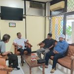 Caption : Kepala Aset Perum Jasa Tirta (PJT) II, Paruk (berkemeja putih), saat menerima kunjungan dan memberikan penjelasan kepada awak media terkait pengelolaan lahan bekas pembebasan di Desa Wadas, Kabupaten Karawang. Dalam pertemuan tersebut, Paruk menegaskan bahwa kewenangan kontrak pengelolaan lahan berada pada Balai Besar Wilayah Sungai (BBWS), sedangkan PJT II menjalankan pengelolaan aset sesuai ketentuan yang berlaku.