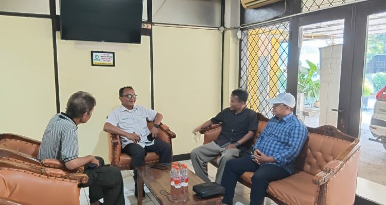 Caption : Kepala Aset Perum Jasa Tirta (PJT) II, Paruk (berkemeja putih), saat menerima kunjungan dan memberikan penjelasan kepada awak media terkait pengelolaan lahan bekas pembebasan di Desa Wadas, Kabupaten Karawang. Dalam pertemuan tersebut, Paruk menegaskan bahwa kewenangan kontrak pengelolaan lahan berada pada Balai Besar Wilayah Sungai (BBWS), sedangkan PJT II menjalankan pengelolaan aset sesuai ketentuan yang berlaku.