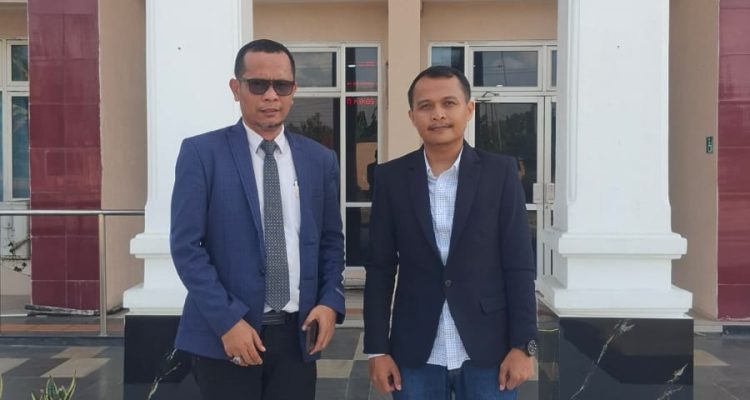 Caption : Tim kuasa hukum PT Niki Four berfoto di depan Pengadilan Negeri Gunung Sugih Kelas I B, Lampung Tengah, usai resmi mendaftarkan gugatan wanprestasi terhadap Direktur PT Langgeng Adijaya Utama terkait sengketa kerja sama pembangunan Perumahan Griya Bandarsari Utama (GBU). Gugatan tersebut didaftarkan pada 15 Juni 2026 dan kini tengah berproses di persidangan. (Foto: Istimewa) Caption : Tim kuasa hukum PT Niki Four berfoto di depan Pengadilan Negeri Gunung Sugih Kelas I B, Lampung Tengah, usai resmi mendaftarkan gugatan wanprestasi terhadap Direktur PT Langgeng Adijaya Utama terkait sengketa kerja sama pembangunan Perumahan Griya Bandarsari Utama (GBU). Gugatan tersebut didaftarkan pada 15 Juni 2026 dan kini tengah berproses di persidangan. (Foto: Istimewa)