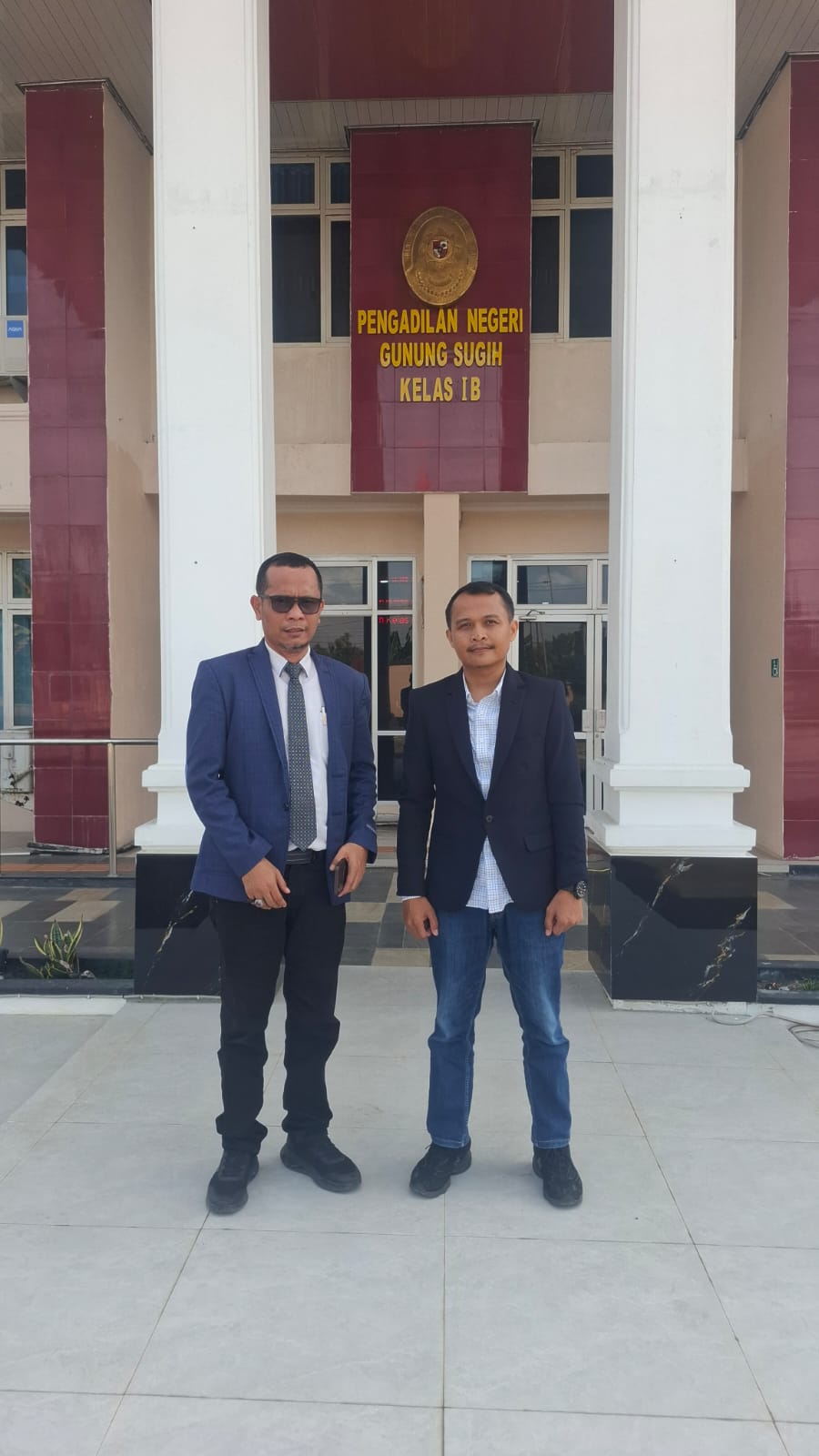 Caption : Tim kuasa hukum PT Niki Four berfoto di depan Pengadilan Negeri Gunung Sugih Kelas I B, Lampung Tengah, usai resmi mendaftarkan gugatan wanprestasi terhadap Direktur PT Langgeng Adijaya Utama terkait sengketa kerja sama pembangunan Perumahan Griya Bandarsari Utama (GBU). Gugatan tersebut didaftarkan pada 15 Juni 2026 dan kini tengah berproses di persidangan. (Foto: Istimewa) Caption : Tim kuasa hukum PT Niki Four berfoto di depan Pengadilan Negeri Gunung Sugih Kelas I B, Lampung Tengah, usai resmi mendaftarkan gugatan wanprestasi terhadap Direktur PT Langgeng Adijaya Utama terkait sengketa kerja sama pembangunan Perumahan Griya Bandarsari Utama (GBU). Gugatan tersebut didaftarkan pada 15 Juni 2026 dan kini tengah berproses di persidangan. (Foto: Istimewa)