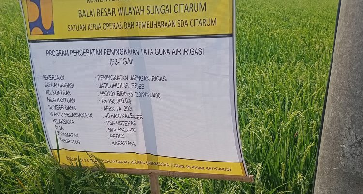 Caption : Papan informasi Program Percepatan Peningkatan Tata Guna Air Irigasi (P3-TGAI) di Desa Malangsari, Kecamatan Pedes, Kabupaten Karawang. Proyek peningkatan jaringan irigasi tersebut memiliki nilai anggaran sebesar Rp195 juta yang bersumber dari APBN Tahun Anggaran 2026, dengan pelaksana P3A Motekar dan tercantum dilaksanakan secara swakelola serta tidak boleh dipihakketigakan. Program ini kini menjadi sorotan menyusul munculnya dugaan ketidaksesuaian dalam pengelolaan anggaran material proyek.