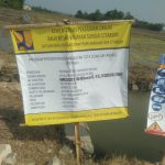 Caption : Papan informasi proyek P3-TGAI di Desa Sindangmukti, Kecamatan Kutawaluya, Kabupaten Karawang. Proyek peningkatan jaringan irigasi yang dilaksanakan oleh P3A Tani Makmur Jaya dengan nilai bantuan Rp195 juta dari APBN Tahun Anggaran 2026 tersebut menjadi sorotan publik menyusul dugaan pelaksanaan pekerjaan yang tidak sesuai spesifikasi teknis pasangan batu. Caption : Papan informasi proyek P3-TGAI di Desa Sindangmukti, Kecamatan Kutawaluya, Kabupaten Karawang. Proyek peningkatan jaringan irigasi yang dilaksanakan oleh P3A Tani Makmur Jaya dengan nilai bantuan Rp195 juta dari APBN Tahun Anggaran 2026 tersebut menjadi sorotan publik menyusul dugaan pelaksanaan pekerjaan yang tidak sesuai spesifikasi teknis pasangan batu.