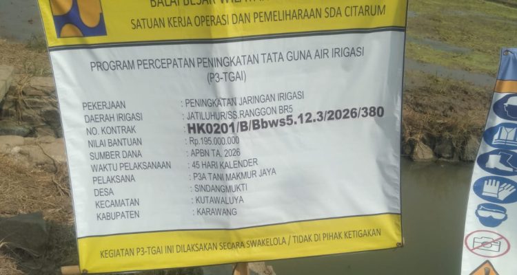 Caption : Papan informasi proyek P3-TGAI di Desa Sindangmukti, Kecamatan Kutawaluya, Kabupaten Karawang. Proyek peningkatan jaringan irigasi yang dilaksanakan oleh P3A Tani Makmur Jaya dengan nilai bantuan Rp195 juta dari APBN Tahun Anggaran 2026 tersebut menjadi sorotan publik menyusul dugaan pelaksanaan pekerjaan yang tidak sesuai spesifikasi teknis pasangan batu. Caption : Papan informasi proyek P3-TGAI di Desa Sindangmukti, Kecamatan Kutawaluya, Kabupaten Karawang. Proyek peningkatan jaringan irigasi yang dilaksanakan oleh P3A Tani Makmur Jaya dengan nilai bantuan Rp195 juta dari APBN Tahun Anggaran 2026 tersebut menjadi sorotan publik menyusul dugaan pelaksanaan pekerjaan yang tidak sesuai spesifikasi teknis pasangan batu.