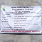 Caption : Papan informasi proyek pembangunan MCK yang bersumber dari APBD Kabupaten Karawang Tahun Anggaran 2026 di Dusun Kanyere RT 001/RW 001, Desa Kutamukti, Kecamatan Kutawaluya. Proyek senilai Rp151.966.000 yang dikerjakan oleh CV. Endah Tegar Utama tersebut menjadi sorotan menyusul adanya dugaan penggunaan pembesian cincin (ring balok) yang tidak sesuai spesifikasi teknis. Warga meminta DPRKP Kabupaten Karawang segera melakukan pemeriksaan dan verifikasi di lapangan guna memastikan pekerjaan dilaksanakan sesuai dokumen kontrak dan standar konstruksi yang berlaku. (Foto: Patriotjabar.com/Epeng). Caption : Papan informasi proyek pembangunan MCK yang bersumber dari APBD Kabupaten Karawang Tahun Anggaran 2026 di Dusun Kanyere RT 001/RW 001, Desa Kutamukti, Kecamatan Kutawaluya. Proyek senilai Rp151.966.000 yang dikerjakan oleh CV. Endah Tegar Utama tersebut menjadi sorotan menyusul adanya dugaan penggunaan pembesian cincin (ring balok) yang tidak sesuai spesifikasi teknis. Warga meminta DPRKP Kabupaten Karawang segera melakukan pemeriksaan dan verifikasi di lapangan guna memastikan pekerjaan dilaksanakan sesuai dokumen kontrak dan standar konstruksi yang berlaku. (Foto: Patriotjabar.com/Epeng).