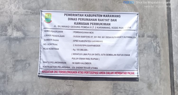 Caption : Papan informasi proyek pembangunan MCK yang bersumber dari APBD Kabupaten Karawang Tahun Anggaran 2026 di Dusun Kanyere RT 001/RW 001, Desa Kutamukti, Kecamatan Kutawaluya. Proyek senilai Rp151.966.000 yang dikerjakan oleh CV. Endah Tegar Utama tersebut menjadi sorotan menyusul adanya dugaan penggunaan pembesian cincin (ring balok) yang tidak sesuai spesifikasi teknis. Warga meminta DPRKP Kabupaten Karawang segera melakukan pemeriksaan dan verifikasi di lapangan guna memastikan pekerjaan dilaksanakan sesuai dokumen kontrak dan standar konstruksi yang berlaku. (Foto: Patriotjabar.com/Epeng). Caption : Papan informasi proyek pembangunan MCK yang bersumber dari APBD Kabupaten Karawang Tahun Anggaran 2026 di Dusun Kanyere RT 001/RW 001, Desa Kutamukti, Kecamatan Kutawaluya. Proyek senilai Rp151.966.000 yang dikerjakan oleh CV. Endah Tegar Utama tersebut menjadi sorotan menyusul adanya dugaan penggunaan pembesian cincin (ring balok) yang tidak sesuai spesifikasi teknis. Warga meminta DPRKP Kabupaten Karawang segera melakukan pemeriksaan dan verifikasi di lapangan guna memastikan pekerjaan dilaksanakan sesuai dokumen kontrak dan standar konstruksi yang berlaku. (Foto: Patriotjabar.com/Epeng).
