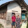 Caption : Suryadi bersama istrinya berdiri di depan rumah mereka yang kondisinya sangat memprihatinkan di Dusun Tegalasem, RT 14/RW 06, Desa Kertasari, Kecamatan Rengasdengklok, Kabupaten Karawang. Dinding bilik yang lapuk, atap yang rusak, serta struktur bangunan yang nyaris roboh membuat keluarga tersebut hidup dalam kekhawatiran. Mereka berharap Pemerintah Kabupaten Karawang segera merealisasikan bantuan melalui program Rumah Tidak Layak Huni (Rutilahu). (Foto: Gunawan/Patriotjabar.com)