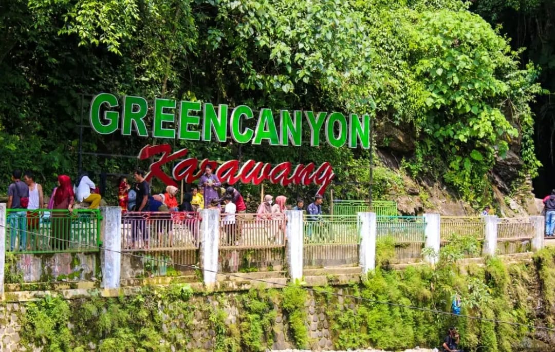 Caption : Suasana kawasan wisata Green Canyon Karawang di Desa Medalsari, Kecamatan Pangkalan, Kabupaten Karawang. Destinasi wisata alam ini menawarkan panorama sungai yang jernih, tebing batu yang eksotis, serta hutan yang masih asri, menjadikannya salah satu tujuan favorit wisatawan di Karawang Selatan. Foto: Istimewa/Patriotjabar.com