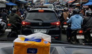Caption : Kondisi lalu lintas di jalur menuju Curug Cigentis yang melintasi kawasan pasar. Jalan yang relatif sempit sering memicu kepadatan kendaraan, terutama saat akhir pekan dan musim liburan. (Dok. Patriot Jabar) Caption : Kondisi lalu lintas di jalur menuju Curug Cigentis yang melintasi kawasan pasar. Jalan yang relatif sempit sering memicu kepadatan kendaraan, terutama saat akhir pekan dan musim liburan. (Dok. Patriot Jabar)