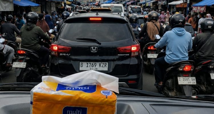 Caption : Kondisi lalu lintas di jalur menuju Curug Cigentis yang melintasi kawasan pasar. Jalan yang relatif sempit sering memicu kepadatan kendaraan, terutama saat akhir pekan dan musim liburan. (Dok. Patriot Jabar)