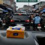 Caption : Kondisi lalu lintas di jalur menuju Curug Cigentis yang melintasi kawasan pasar. Jalan yang relatif sempit sering memicu kepadatan kendaraan, terutama saat akhir pekan dan musim liburan. (Dok. Patriot Jabar)