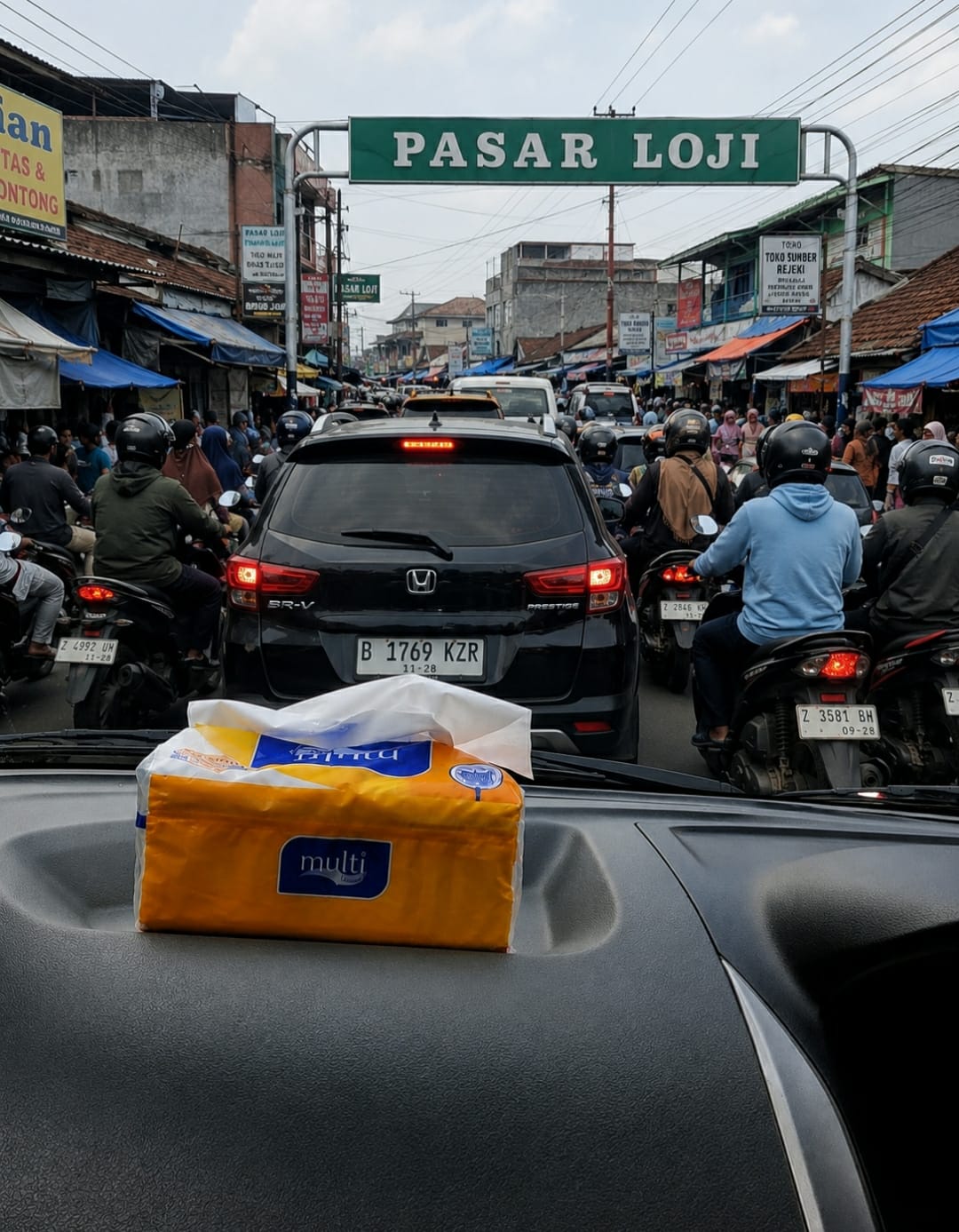 Caption : Kondisi lalu lintas di jalur menuju Curug Cigentis yang melintasi kawasan pasar. Jalan yang relatif sempit sering memicu kepadatan kendaraan, terutama saat akhir pekan dan musim liburan. (Dok. Patriot Jabar)